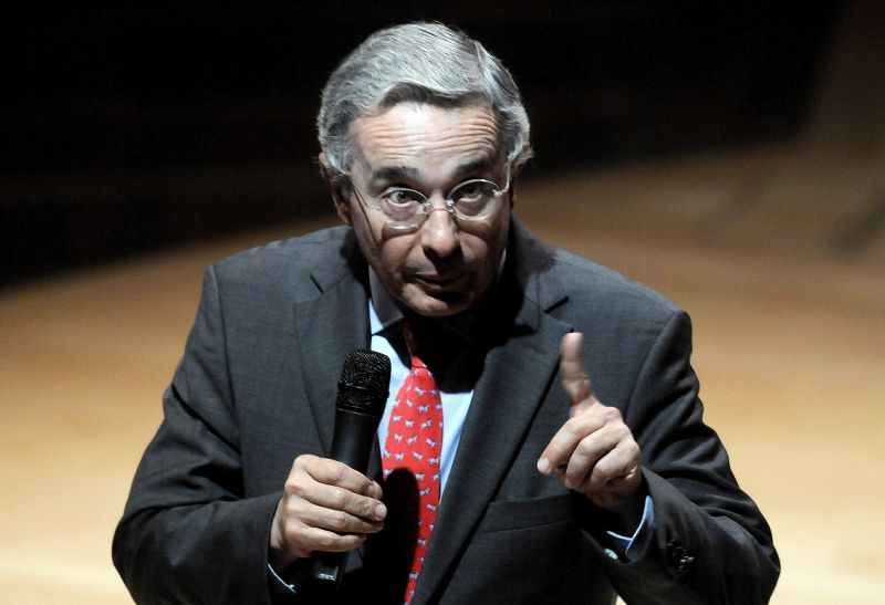 Álvaro Uribe aplaude a Felipe Calderón