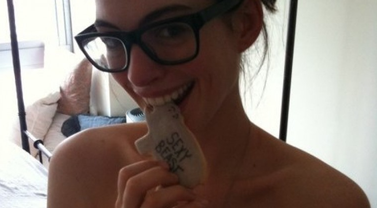 Anne Hathaway: 5 Claves del Nuevo Escándalo por Filtración de Fotos Íntimas