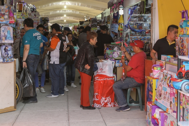 Feria de Juguete en la explanada del Monumento a la Madre