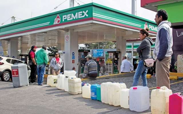 Venden gasolina hasta en 30 pesos el litro reportan en redes sociales