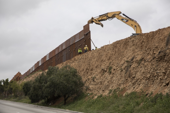Continúan los trabajos de remodelación del muro fronterizo