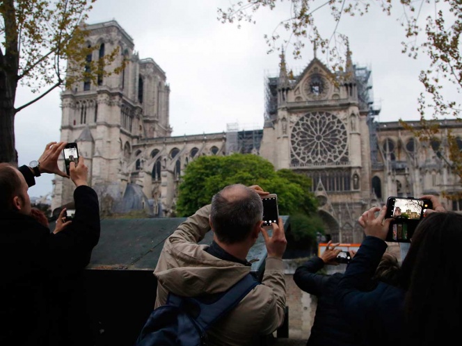 Se reanudan las misas en Notre Dame tras incendio, pero con el uso de cascos