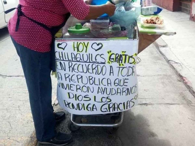 Chilaquiles gratis para agradecer a héroes del sismo en México