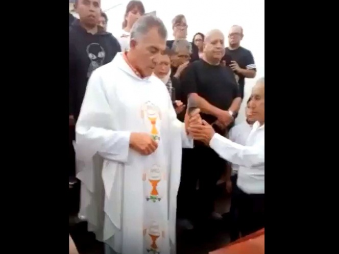 En Hidalgo sacerdote causa ira de la gente por no dar los santos oleos