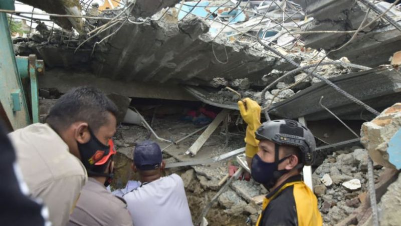 Fuerte terremoto golpea Indonesia