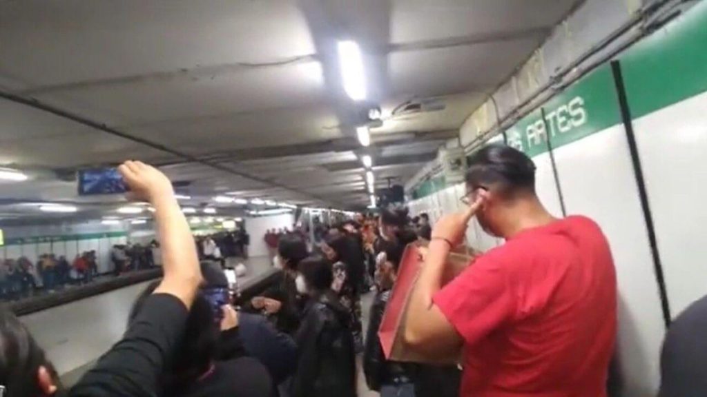 Usuarios del Metro cantan ‘Ni tú ni nadie’