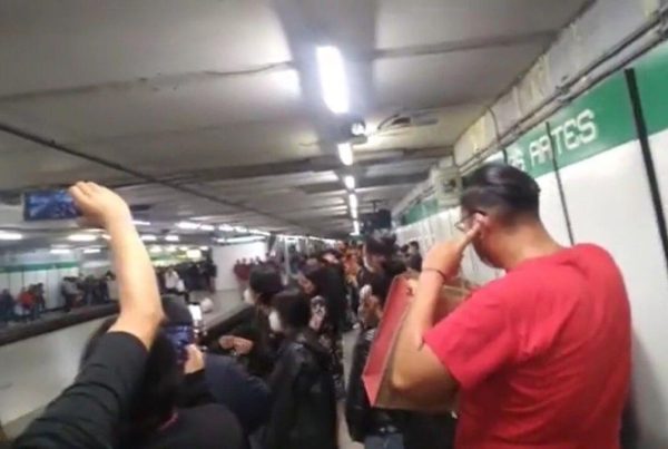 Usuarios del Metro cantan ‘Ni tú ni nadie’