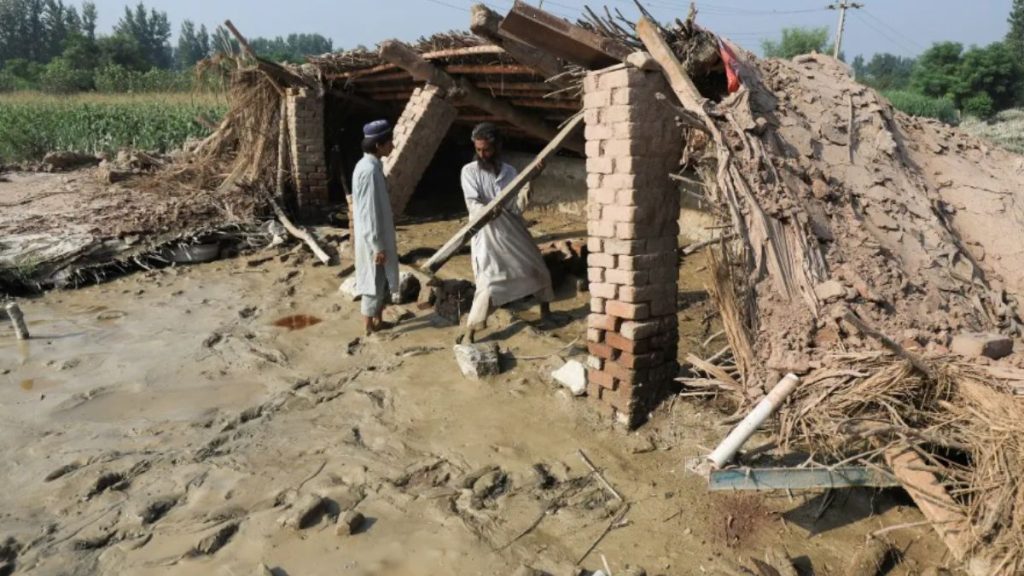 Arriba ayuda a Pakistán tras inundaciones; hay miles de muertos