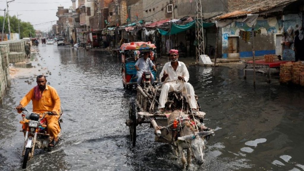 Arriba ayuda a Pakistán tras inundaciones; hay miles de muertos