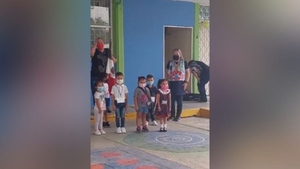 Sorprenden niños de kinder con saludo en honores a la bandera