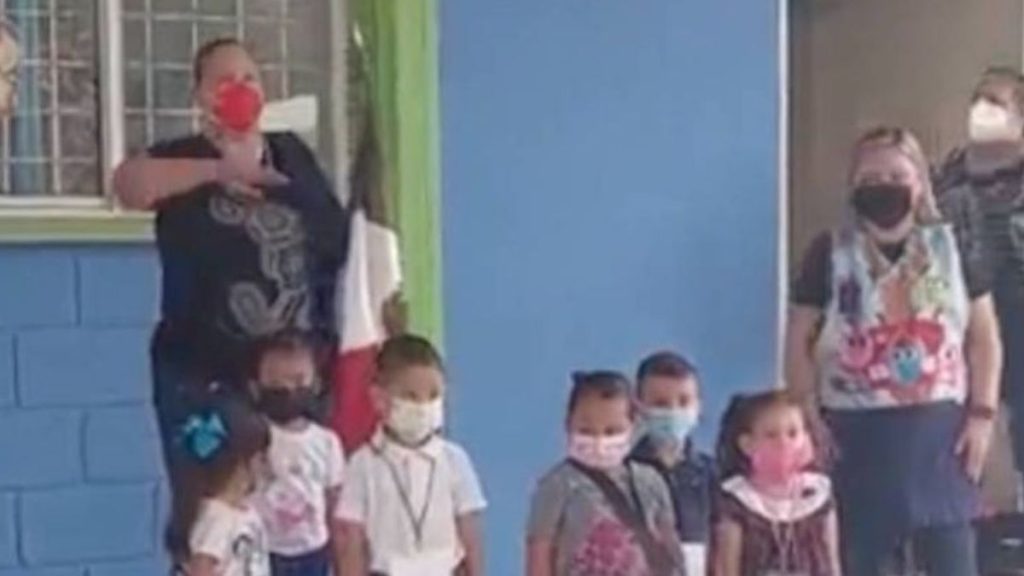 Sorprenden niños de kinder con saludo en honores a la bandera