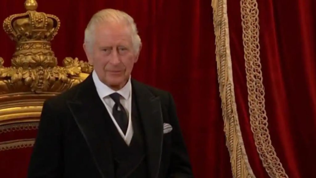 Asciende Carlos III al trono de Reino Unido
