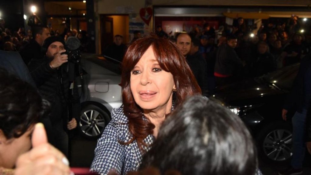 Un hombre intentó disparar a quemarropa a Cristina Fernández, pero el arma presuntamente falló.