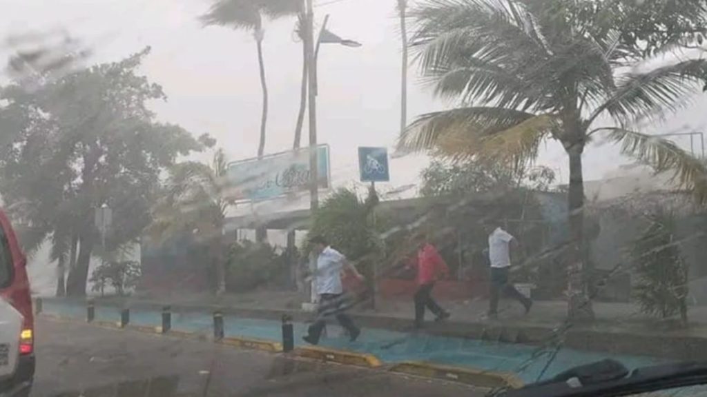 'Kay' pasa a huracán categoría 1; suspenden clases en Colima