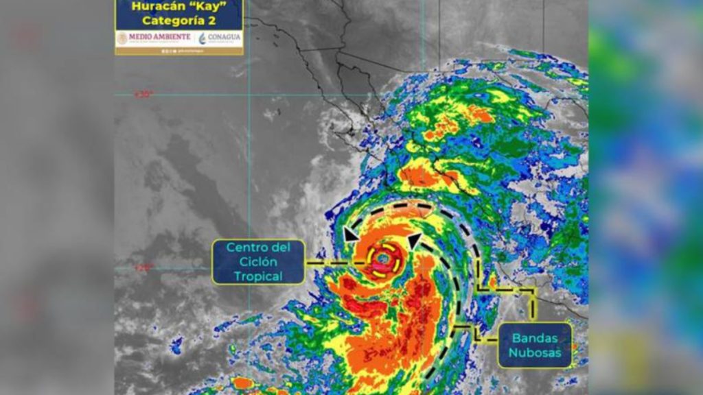 Pasa huracán Kay a categoría 2; pronostican lluvias torrenciales