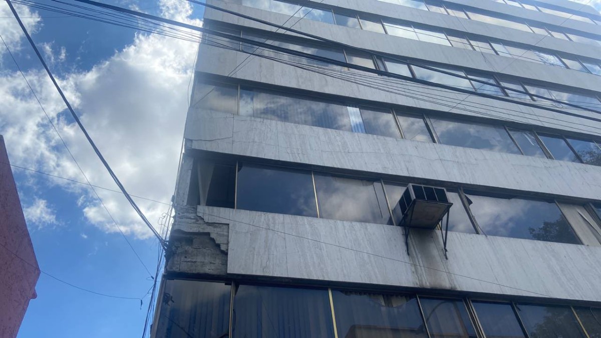 Desalojan edificio con riesgo de colapso en CDMX (Video)
