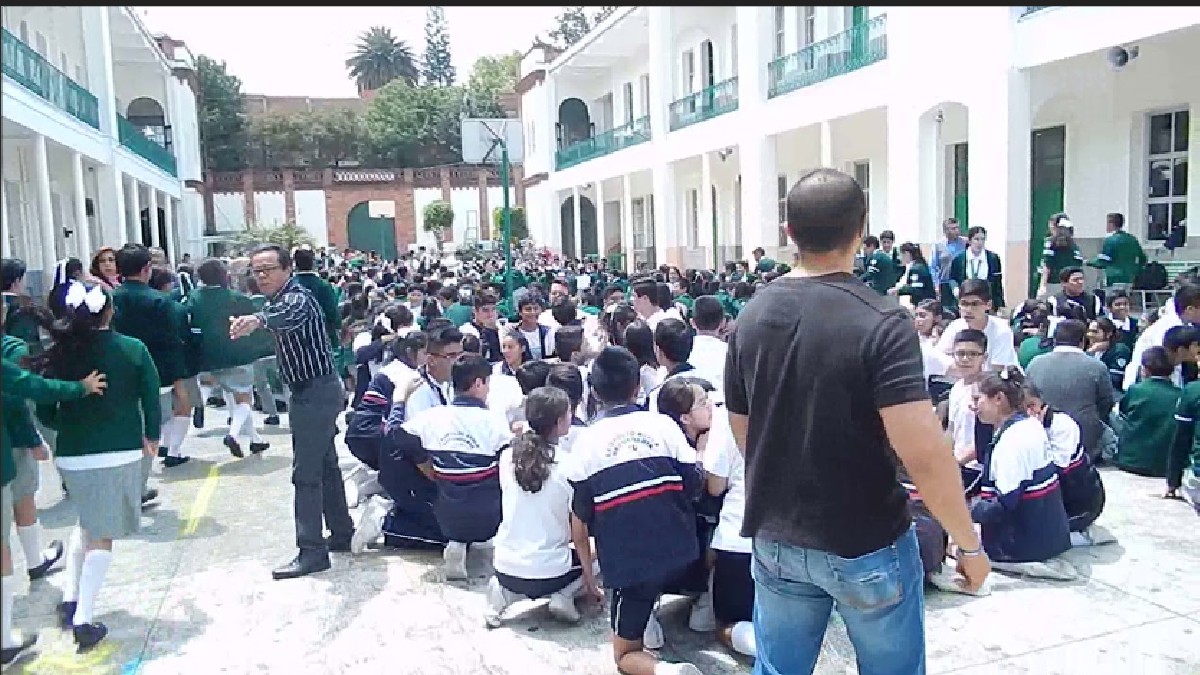 ¡Niño héroe! Estudiante carga a su amigo en muletas durante sismo (Video)