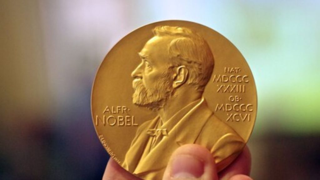 Otorgan Premio Nobel de Física a trabajo de mecánica cuántica