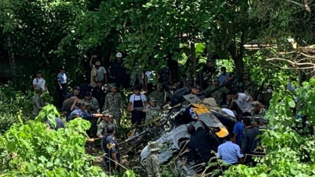 Fallecen 3 personas tras desplome de helicoptero de la Marina en Tabasco