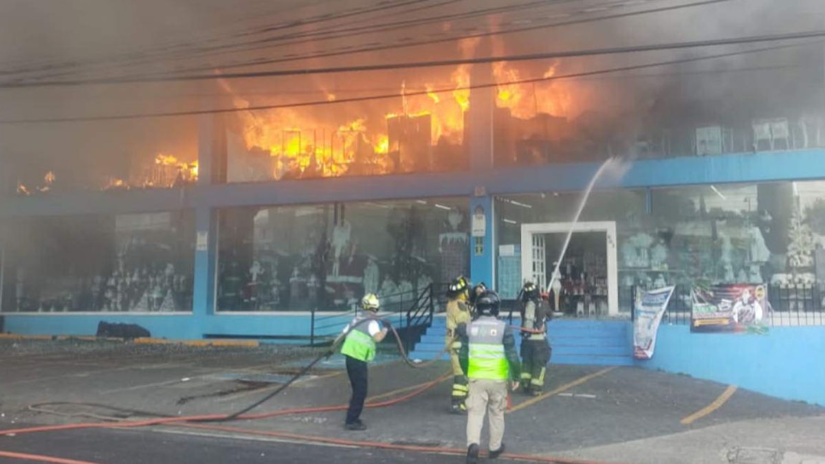 Se registra incendio en Galerías el Triunfo del Pedregal