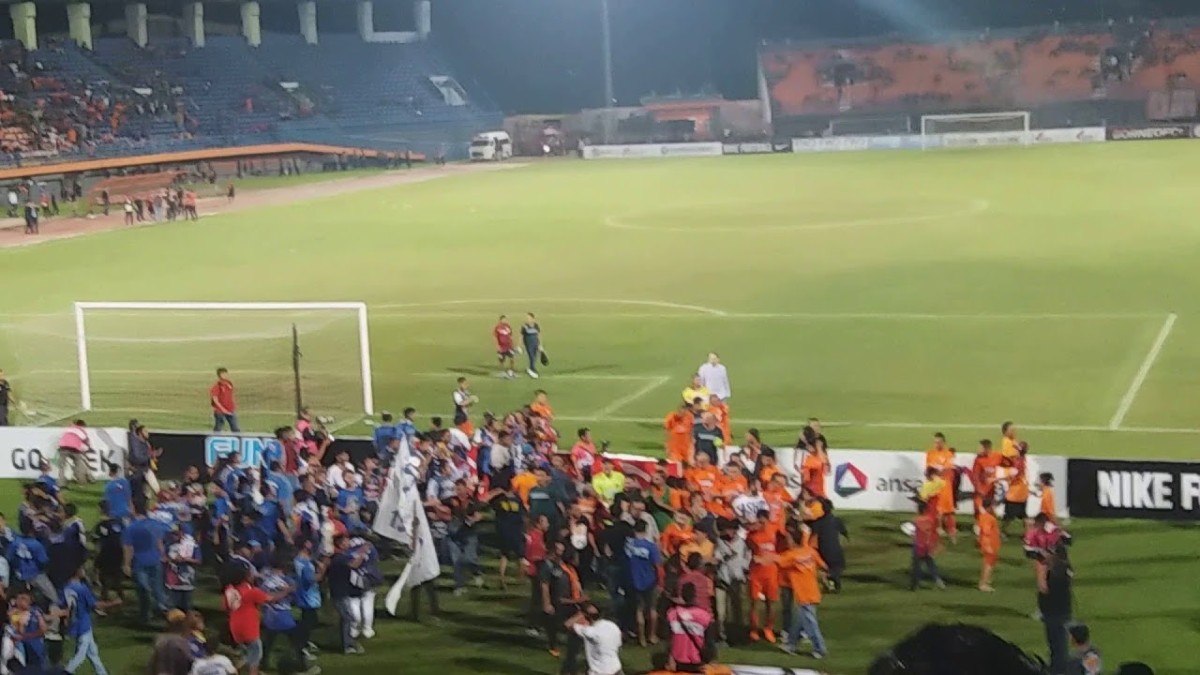 Mueren 127 personas en estadio de Indonesia; hay 32 niños