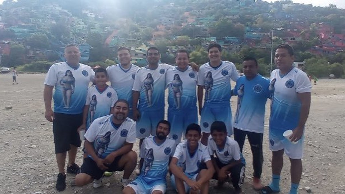 Inspira Karely Ruiz a equipo de fútbol para hacer sus uniformes