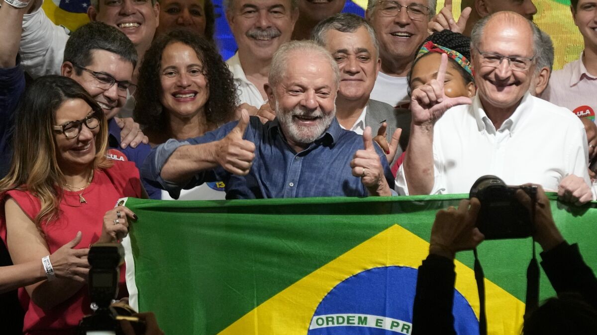 Regresa Lula al poder tras ganar elecciones en Brasil