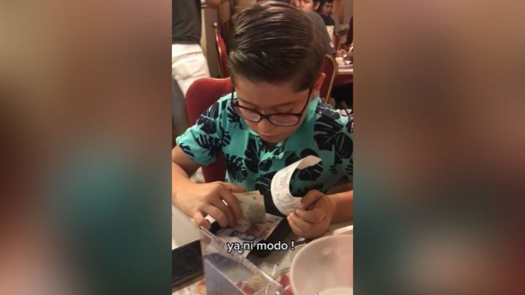 Niño invita a cenar a su papá con sus ahorros pero se llevó tremenda sorpresa