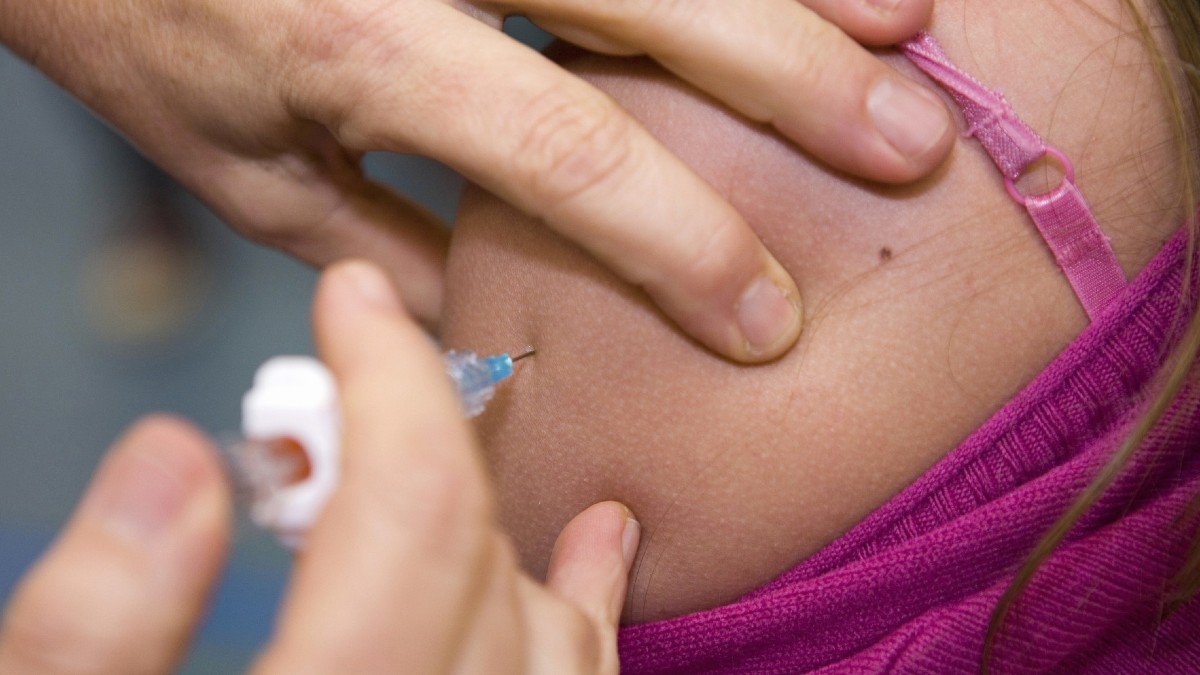 Vacunan en CDMX contra VPH a estudiantes de secundaria