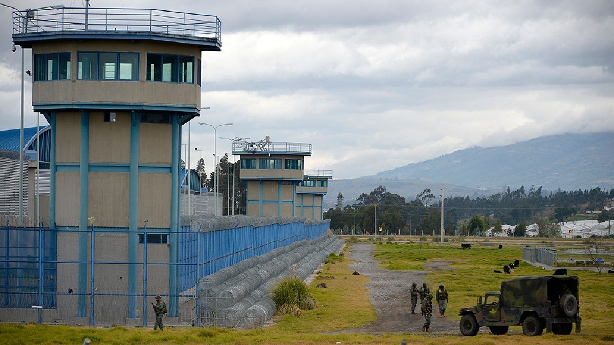 Aterroriza narco a ecuatorianos; declaran toque de queda