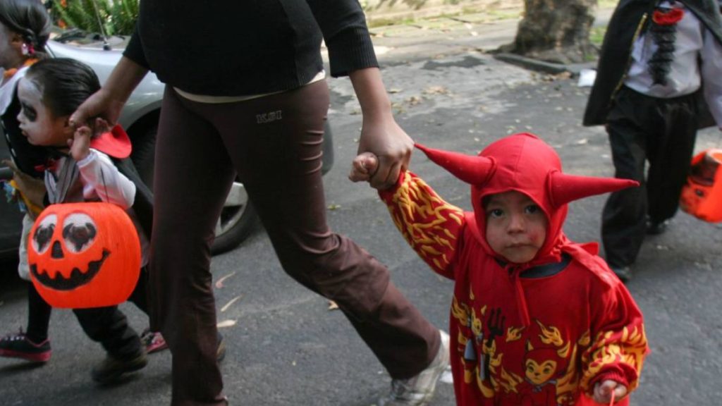 Mamás cargan lona para que sus hijos puedan pedir calaverita