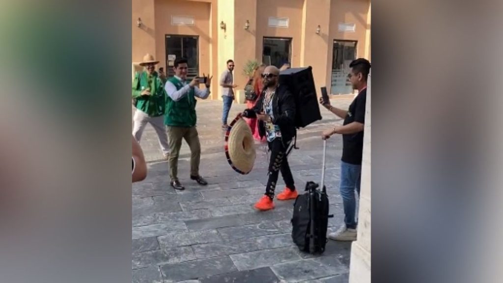 Pasea mexicano en Qatar con grabación de fierro viejo