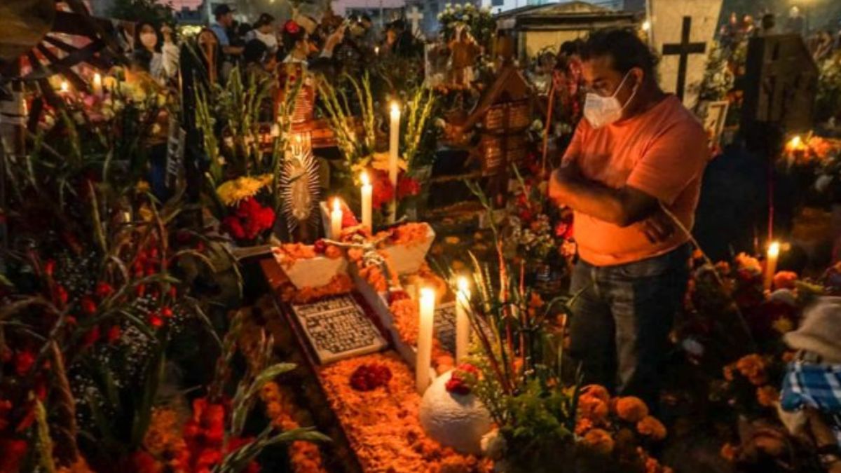 Se saturan panteones en CDMX tras Día de Muertos