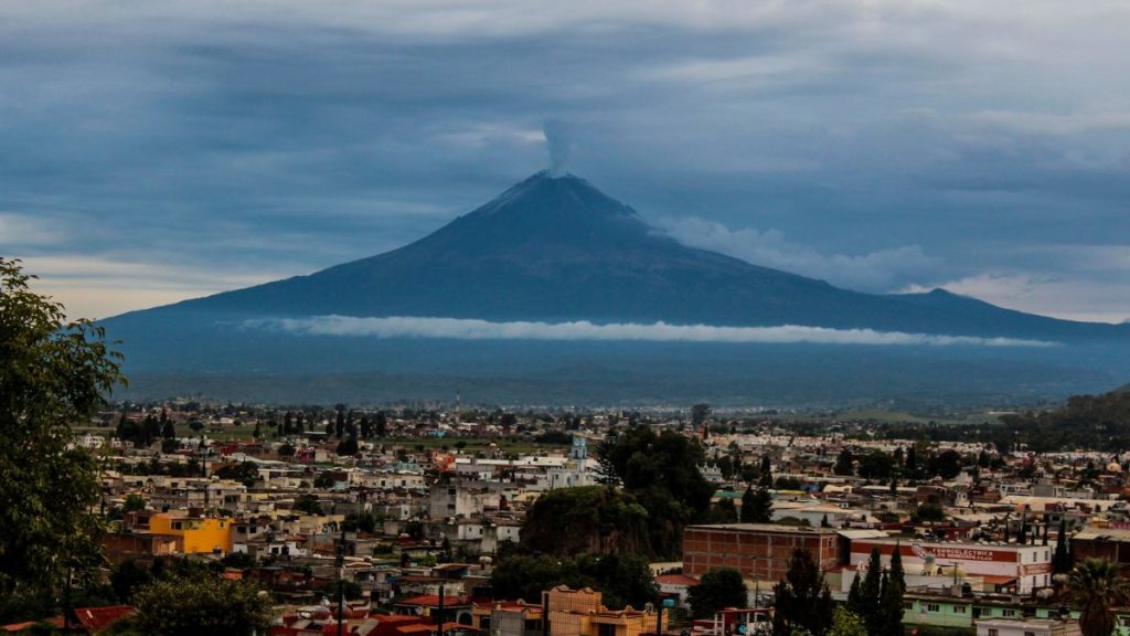Continua Popocatépetl en fase amarilla tras expulsión