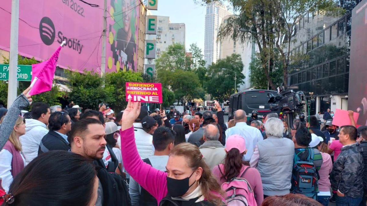 Plantón Rosa en defensa de la democracia