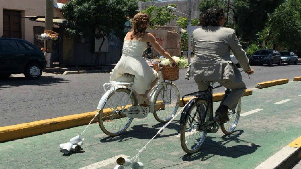 Pareja de ancianos conmueve redes al pasear en bicicleta