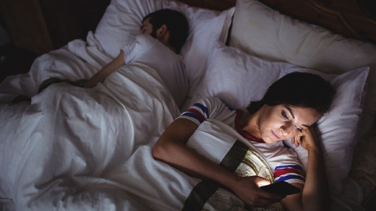 70% de las personas revisan el celular de sus parejas: estudio