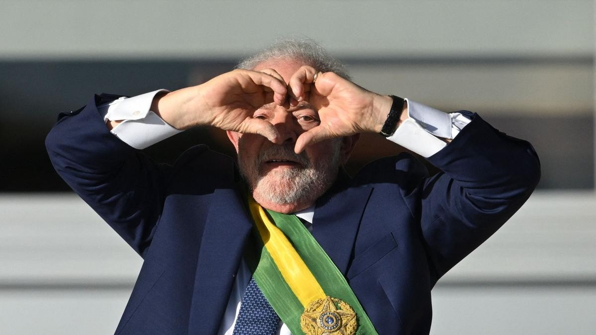 Promete Lula reconstruir Brasil al asumir Presidencia