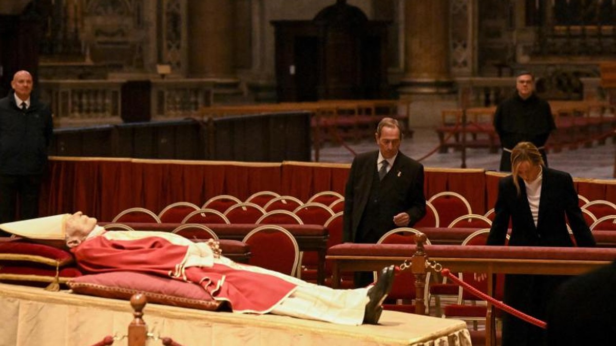 Despiden miles a Benedicto XVI