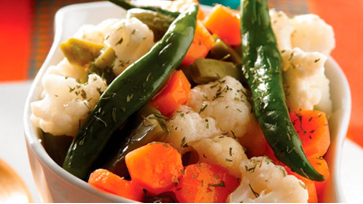 Te compartimos la receta casera de verduras en escabeche