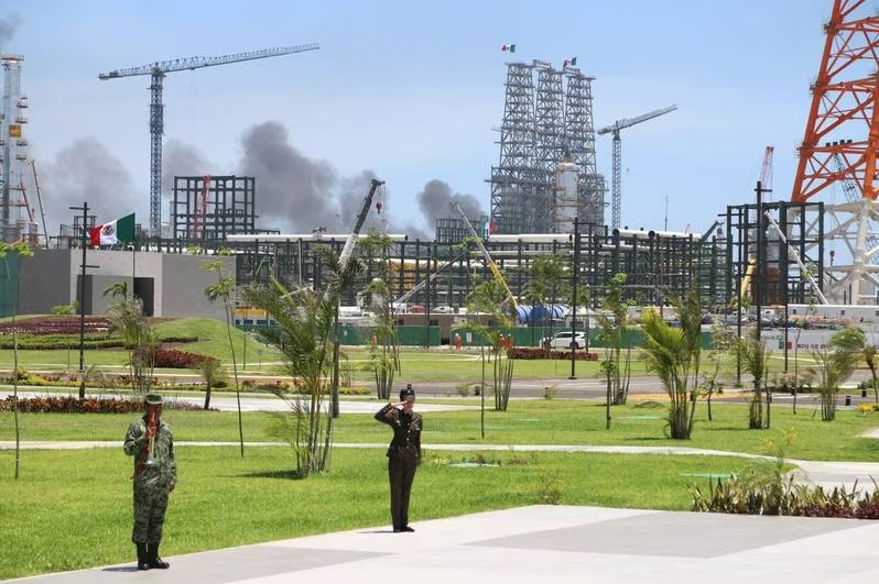 Un incendio se desató esta tarde en la refinería Olmeca