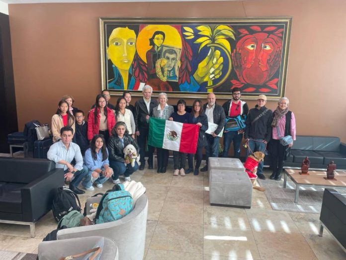 Diplomáticos mexicanos llegan al AICM tras ataque a la embajada en Ecuador