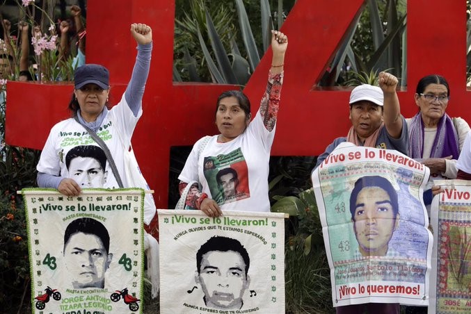 Normalistas de Ayotzinapa lanzan artefactos explosivos contra Palacio Nacional