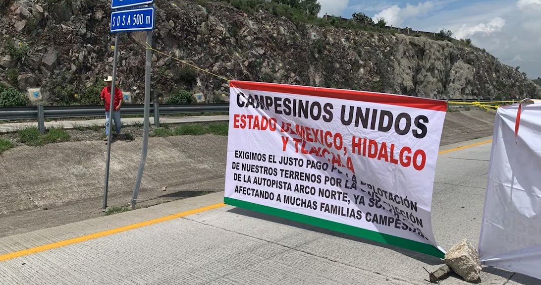 Ejidatarios bloquean la autopista Arco Norte en protesta por incumplimiento de indemnización