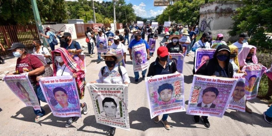 Conflicto entre Familias de los 43 Estudiantes de Ayotzinapa: Dos Enfoques en la Búsqueda de Justicia