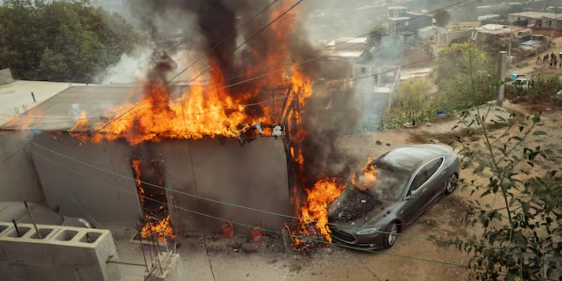 Incendio de Automóvil Tesla Conectado a Poste de la CFE Quema Casa Entera en Tijuana