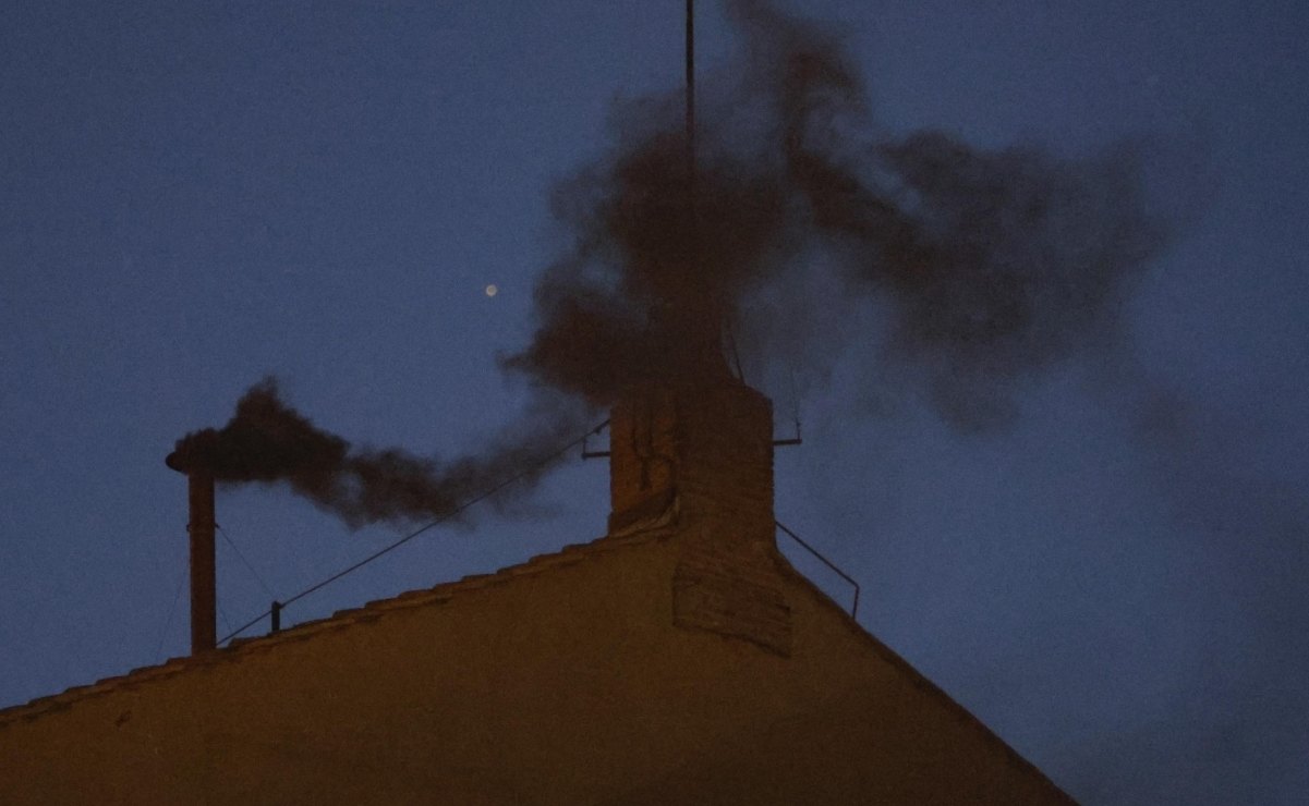 Humo negro, tras la primera votación para elegir al nuevo Papa no hay decisión 3 solo opiniones.com image 5