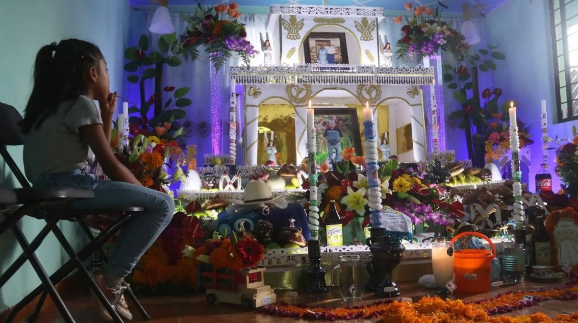 Altar de muertos: los elementos imprescindibles y su poderoso significado 1 altar de muertos en el día de muertos