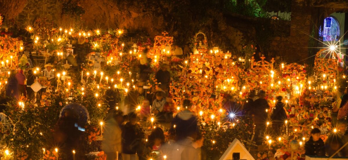 Los 5 lugares donde el Día de Muertos cobra vida en México 1 solo opiniones.com dia de muertos velacion nocturna en el lago de patzcuaro