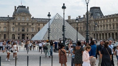 Robo del siglo en el museo de Louvre Detienen a dos sospechosos serían ladrones experimentados 4 solo opiniones.com image 26